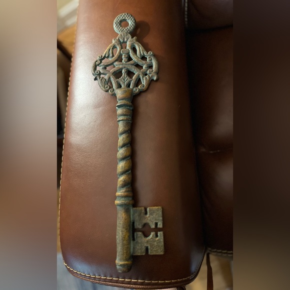 VTG Rustic 16” Cast Iron Decorative Patina Skeleton Key Heavy Medal Wall Decor - Picture 10 of 10